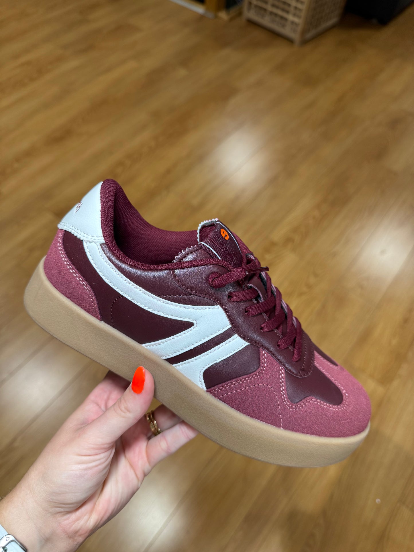 Refresh Burgundy/White Trainer