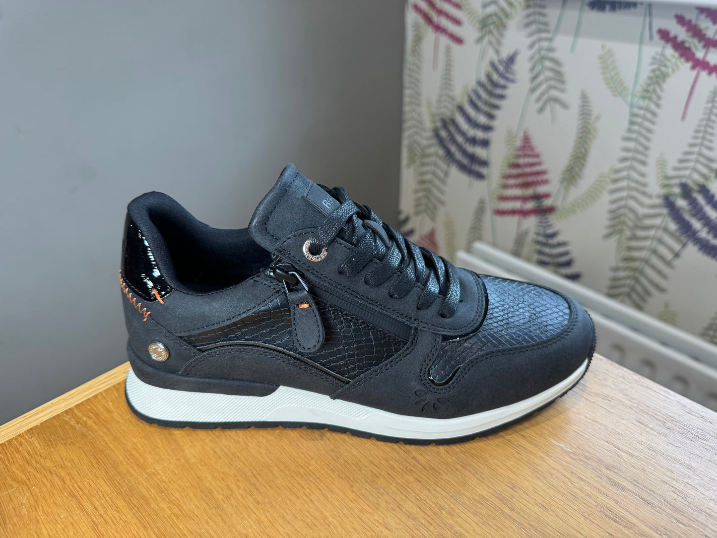 Refresh Black Zip Trainer