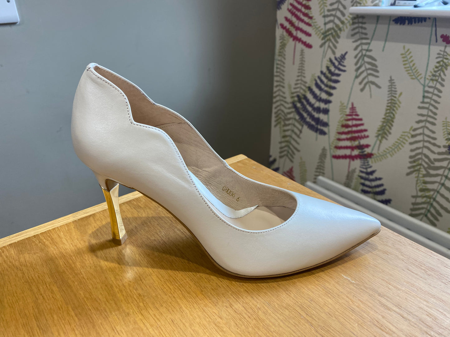 Emis Ivory Scalloped Court