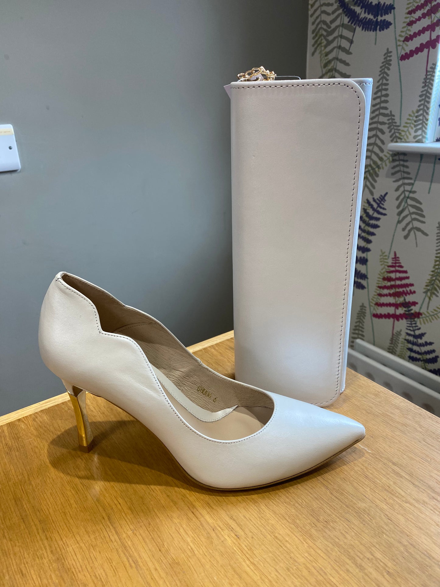 Emis Ivory Scalloped Court