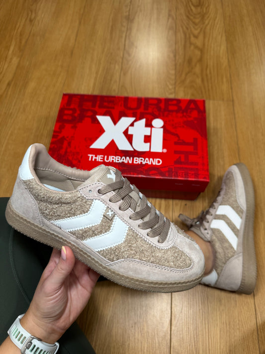 XTI Beige Boucle Stripe Trainer