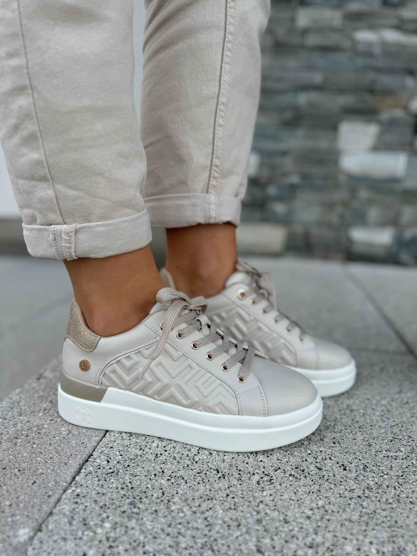 XTI Beige Geometric Trainer