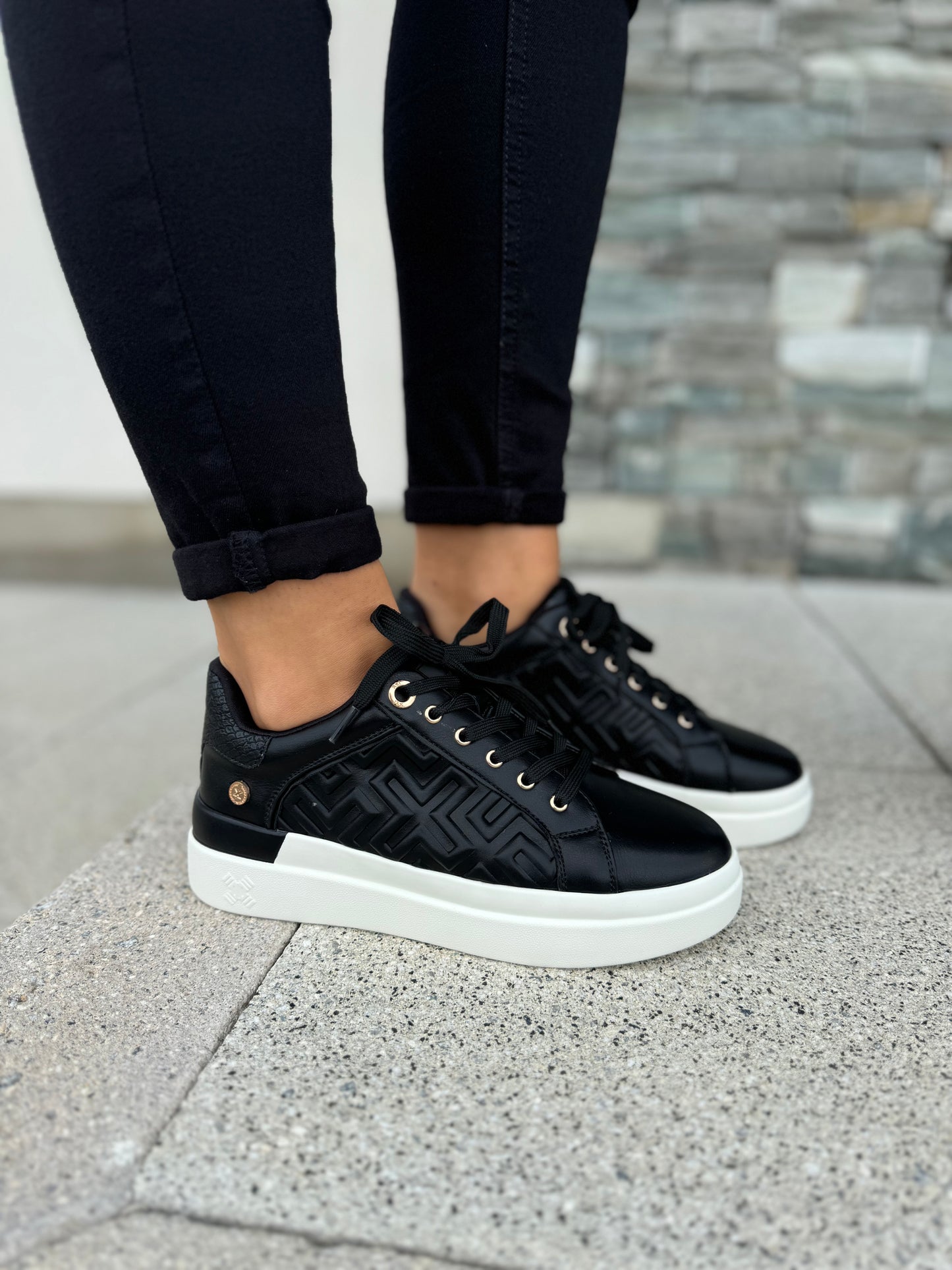 XTI Black Geometric Trainer