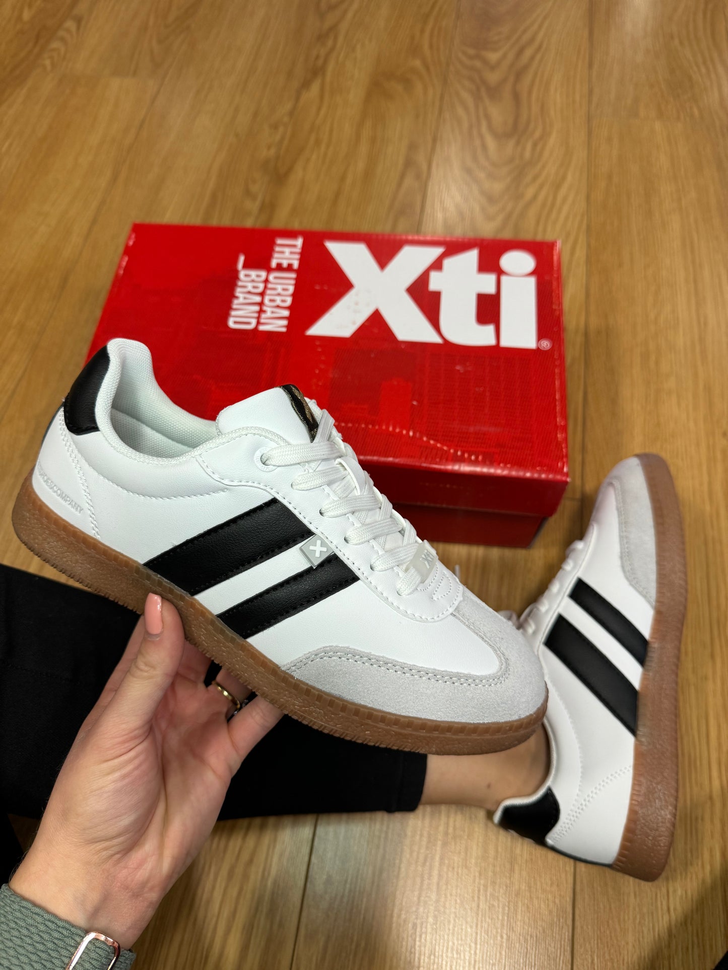 XTI White Stripe Trainer