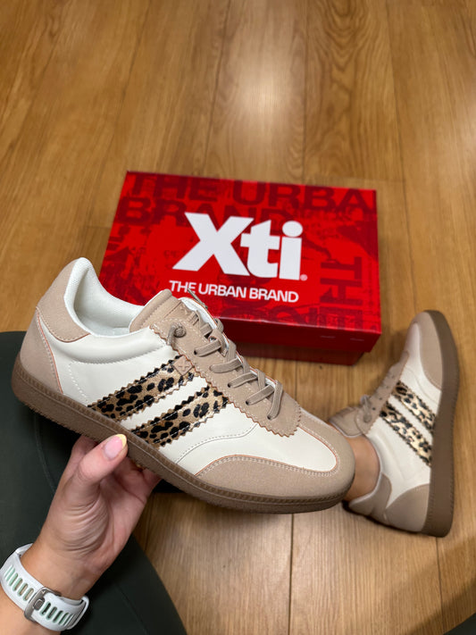 XTI Beige Leopard Stripe Trainer