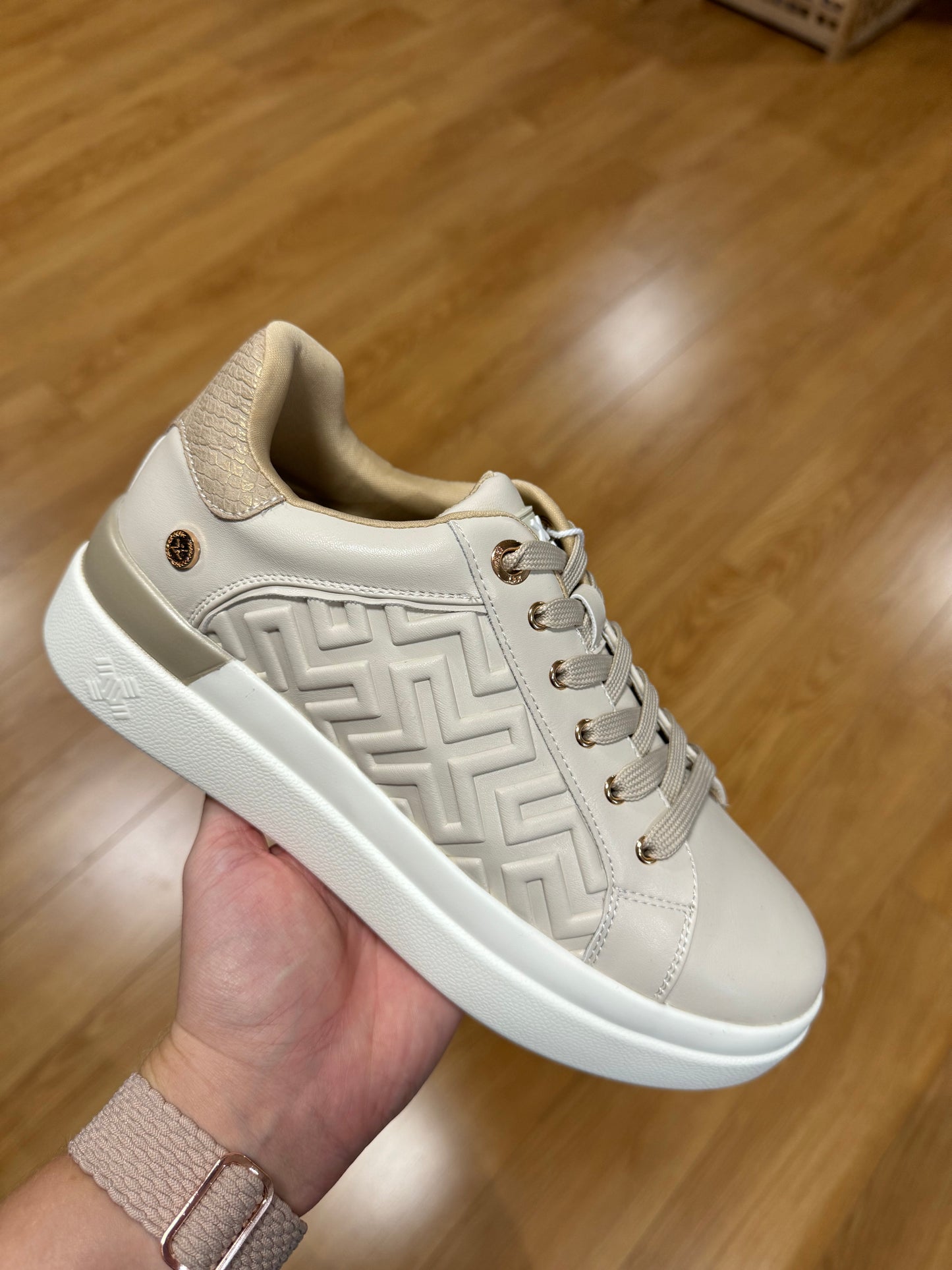 XTI Beige Geometric Trainer