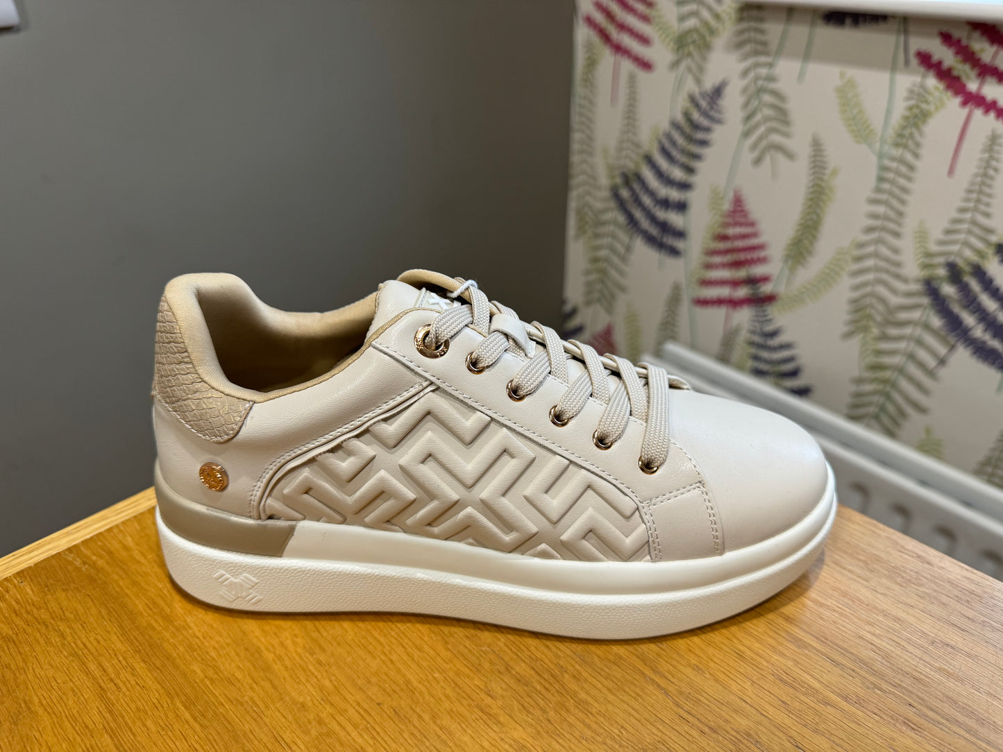 XTI Beige Geometric Trainer