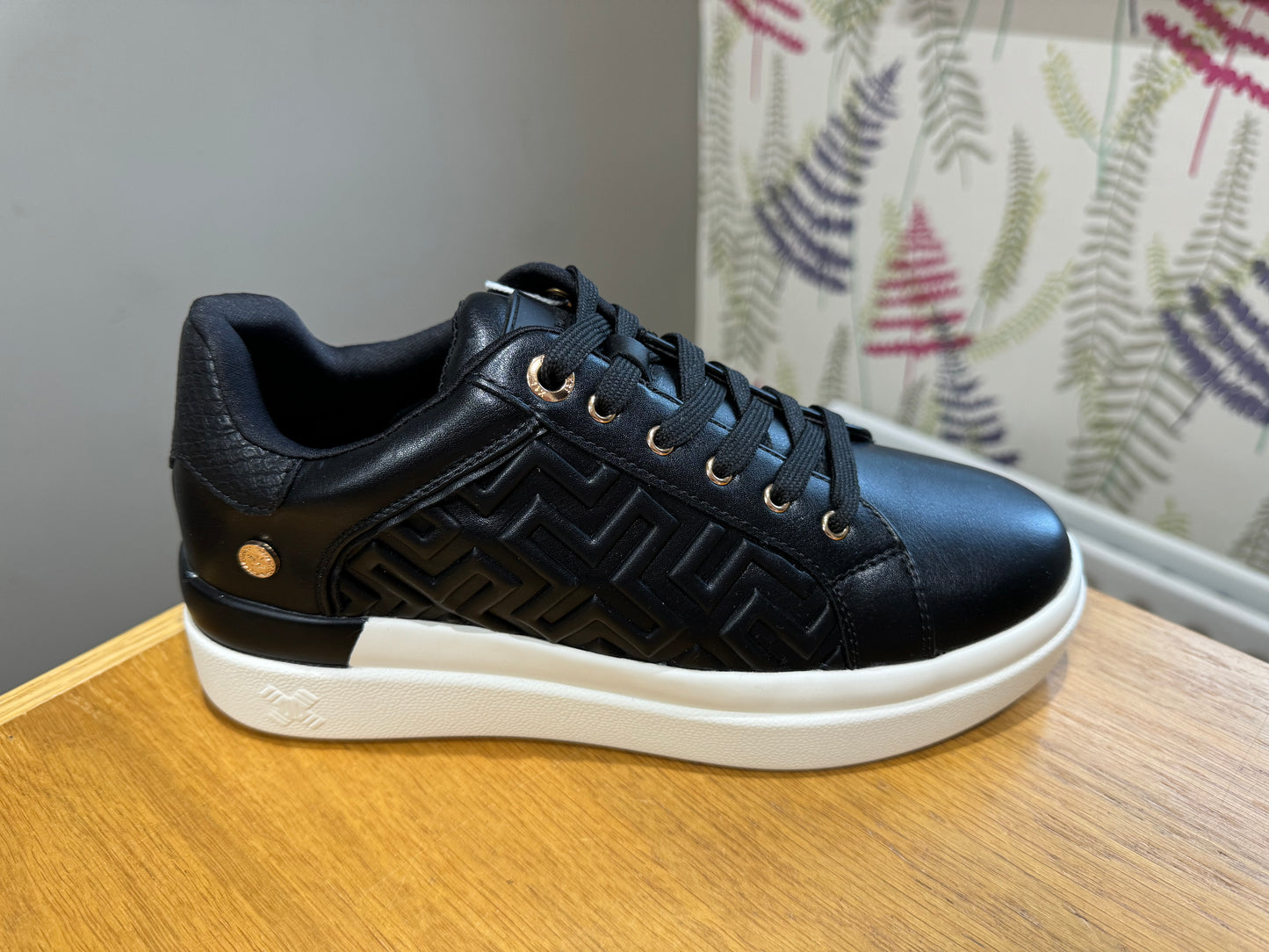 XTI Black Geometric Trainer