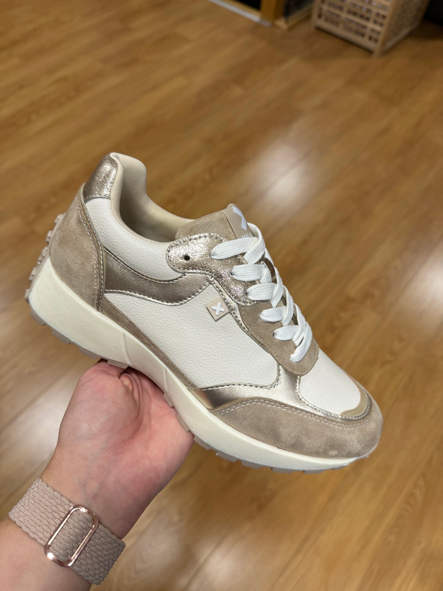 XTI Beige/Gold Metallic Trainer