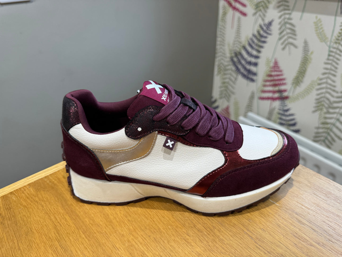 XTI Burgundy/Cream Metallic Trainer