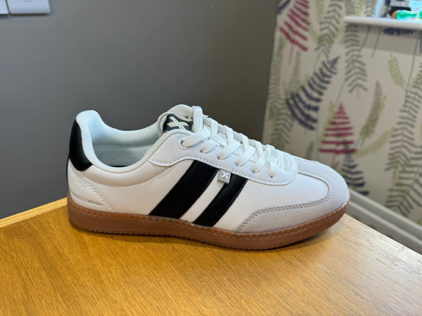 XTI White Stripe Trainer