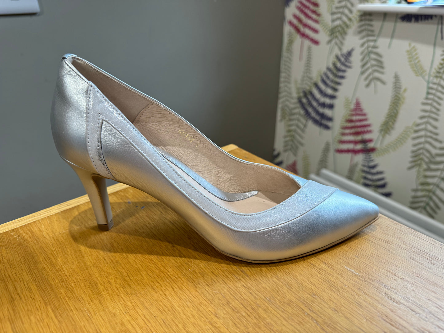 Emis Silver Scalloped Court