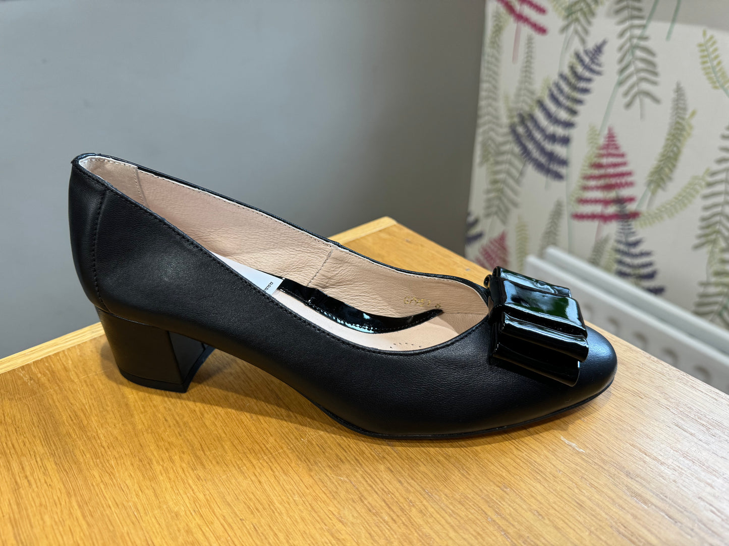 Emis Black Leather/Patent Bow Court