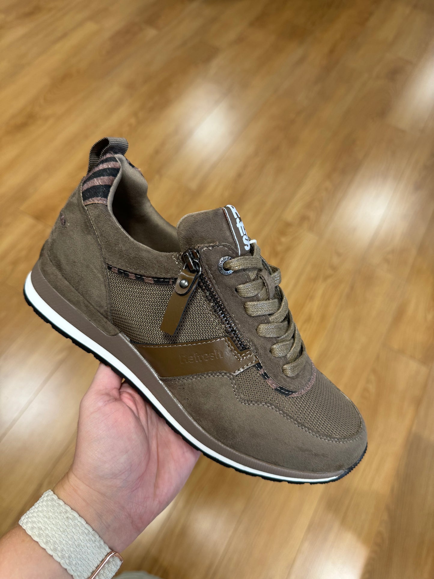 Refresh Taupe Zebra Zip Trainer