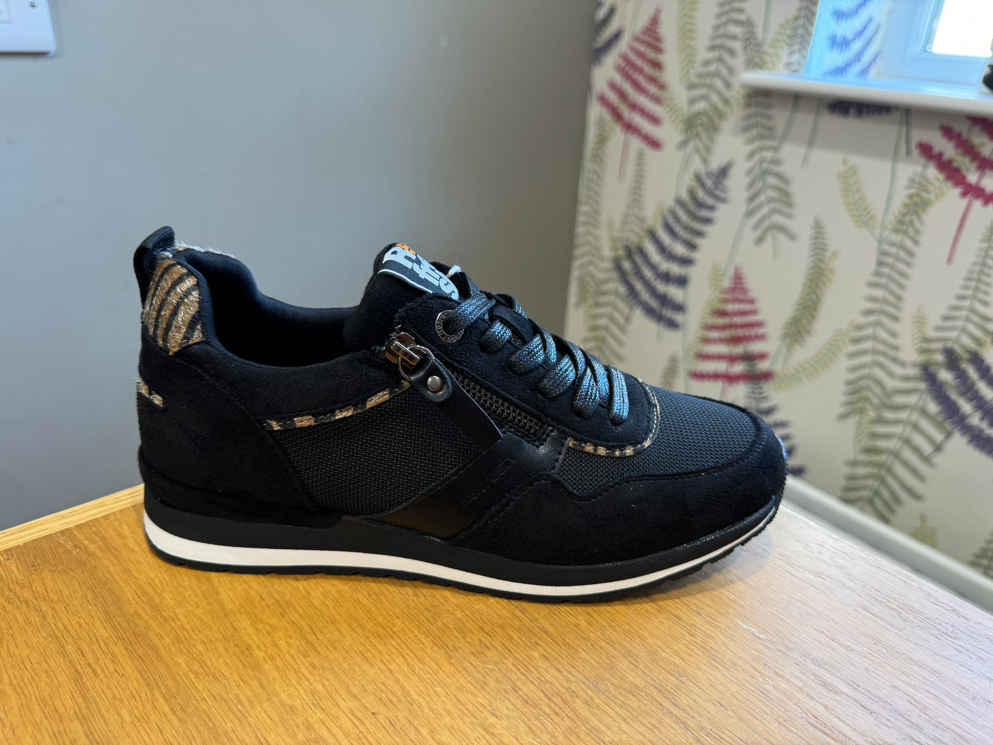 Refresh Black Zebra Zip Trainer