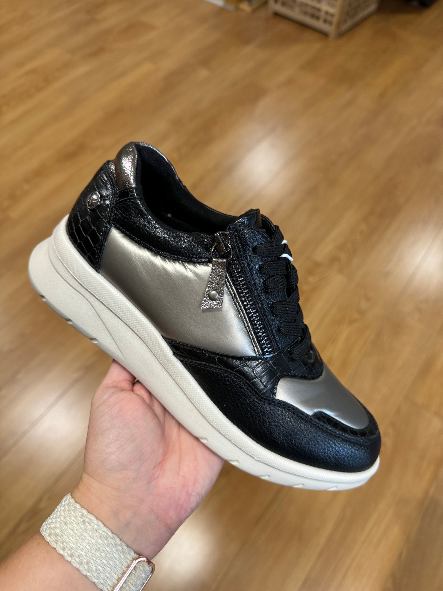 XTI Black/Pewter Metallic Trainer