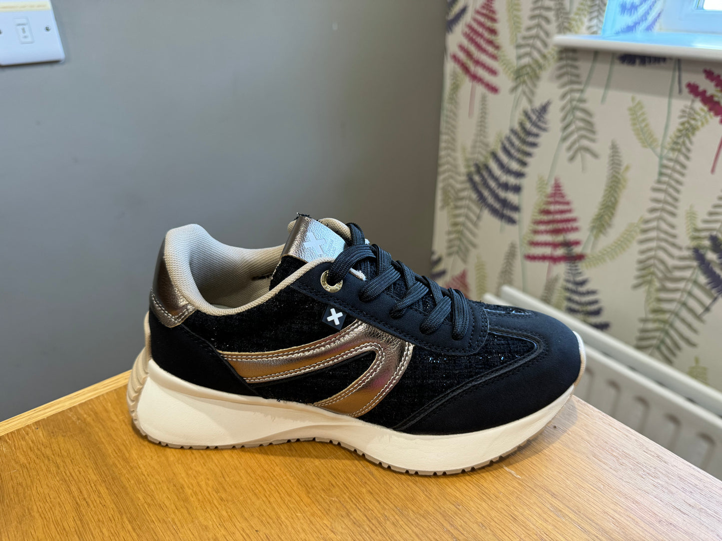 XTI Black/Gold Trainer