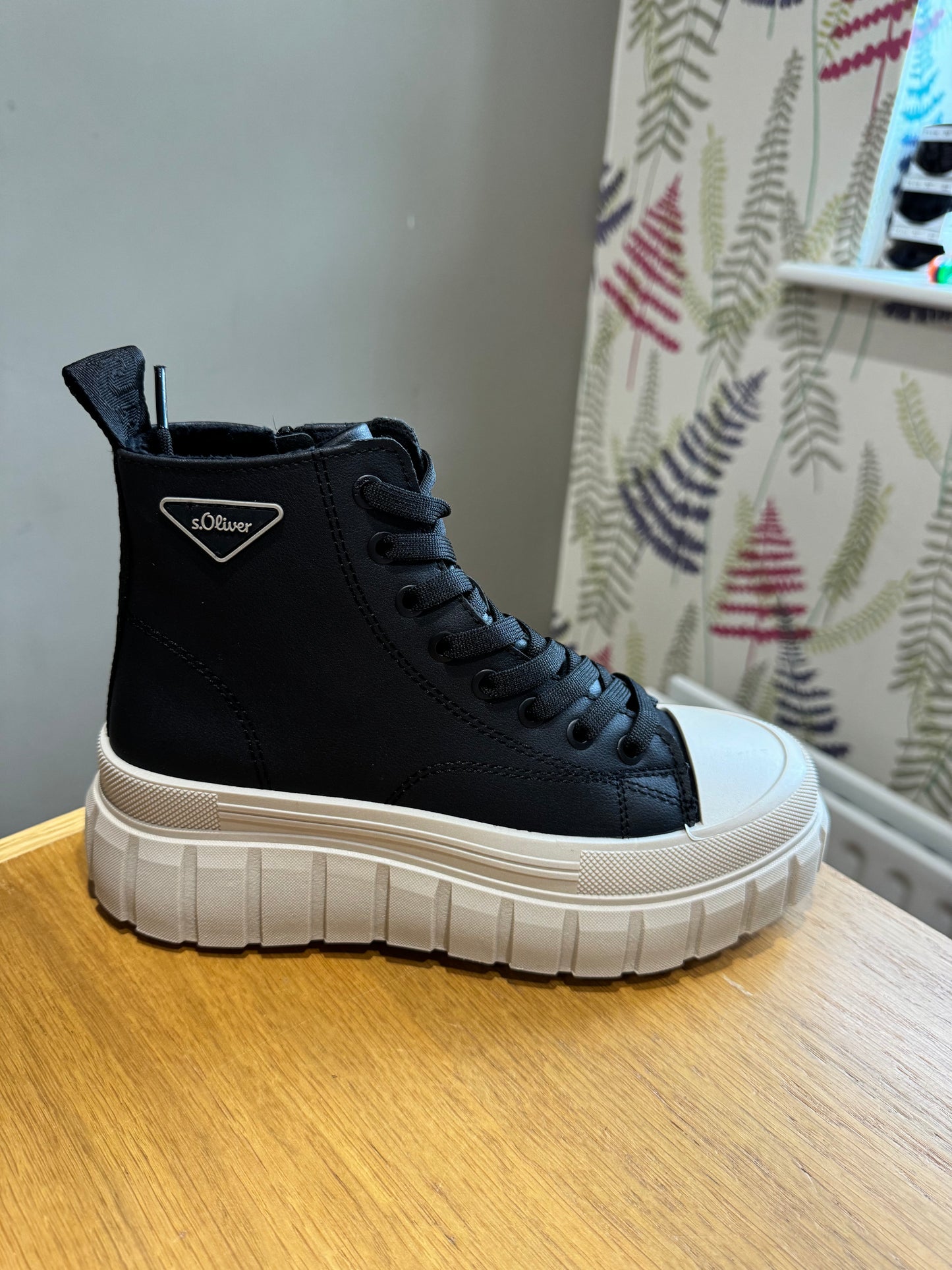 S. Oliver Black High Top Trainer